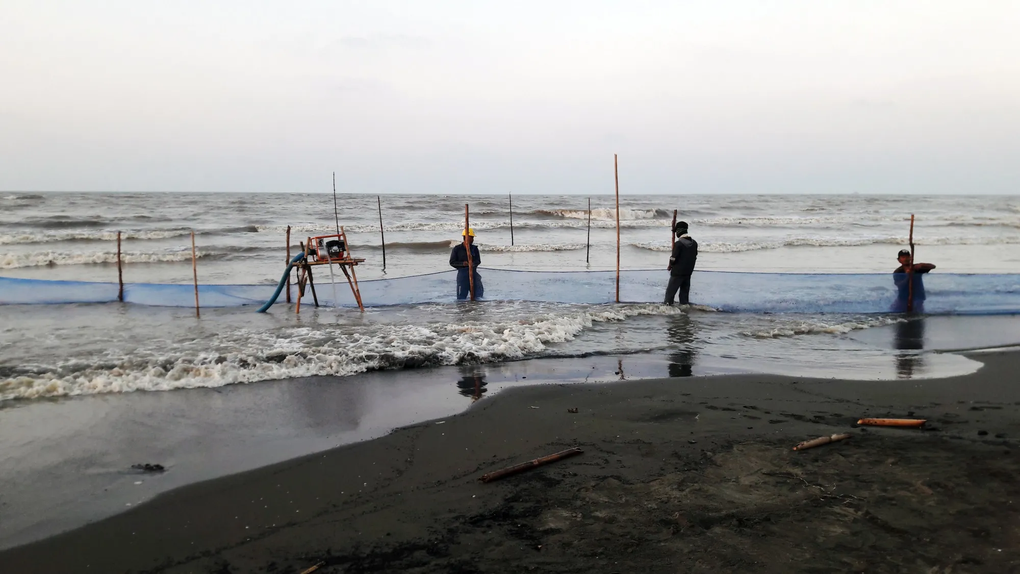 PT Pertamina employees set up fish nets&nbsp;to prevent oil spilled from an offshore&nbsp;in Karawang, West Java.&nbsp;