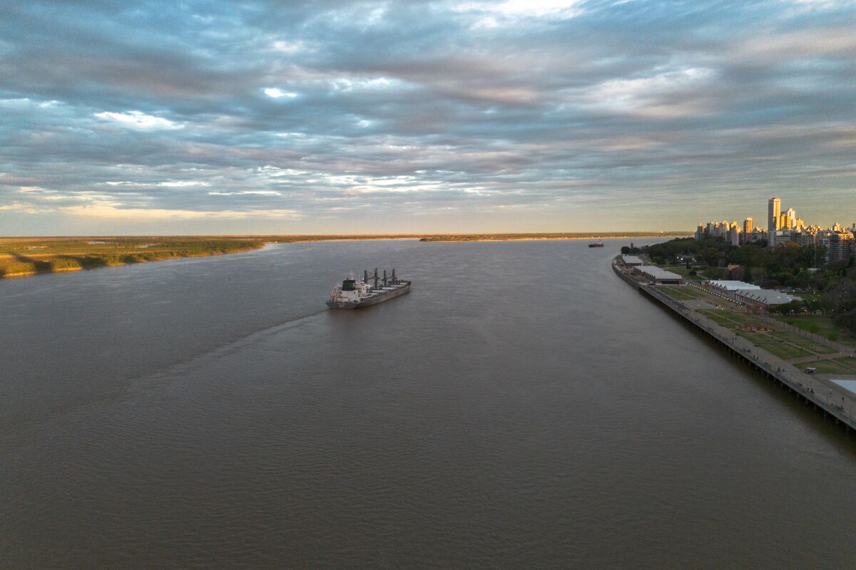Argentina’s Dollar Buying Tops $10 Billion Goal on Export Boom