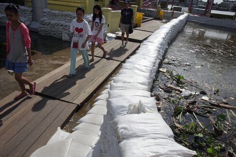 Thai Flood Crisis to Stretch Into Fourth Month