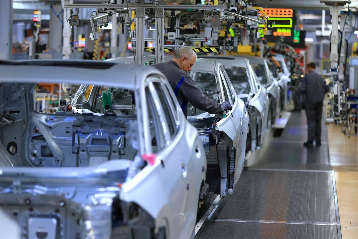 German Business Activity Misses Forecasts on Industry Weakness