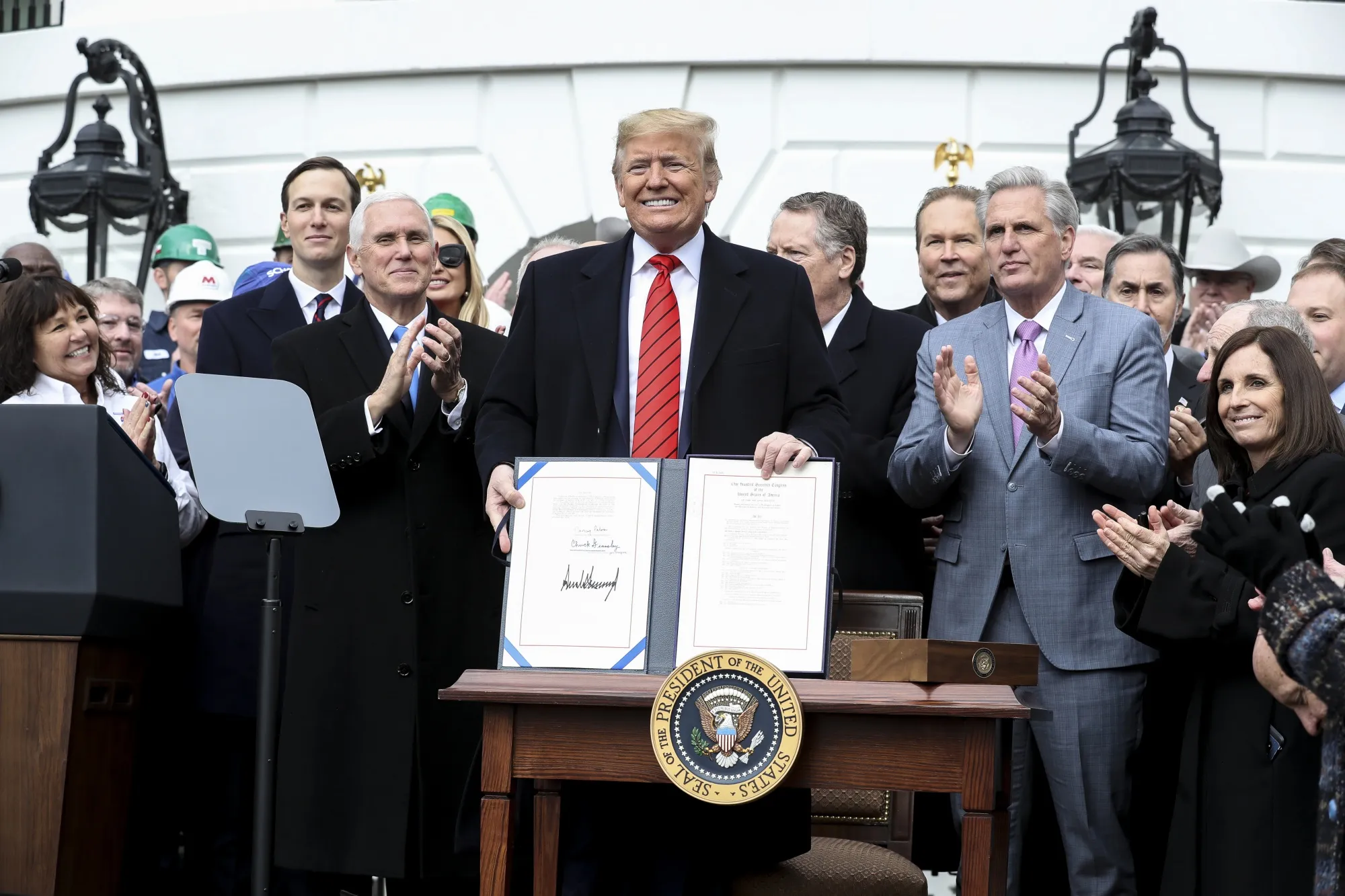 2020年1月、米国・メキシコ・カナダ協定（USMCA）に署名したトランプ米大統領（1期目）
