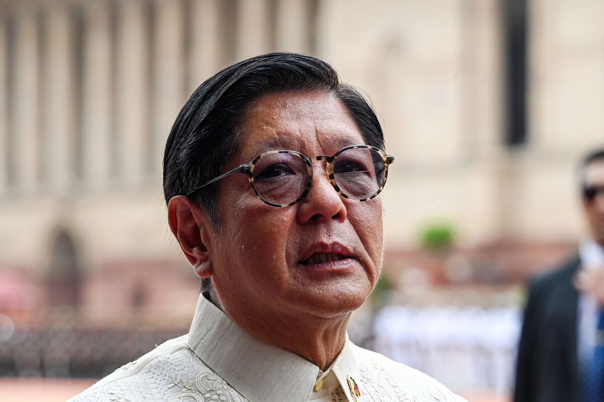 
                            Philippines’ Marcos Visits Former Rival Robredo, Won’t Talk Alliance Yet