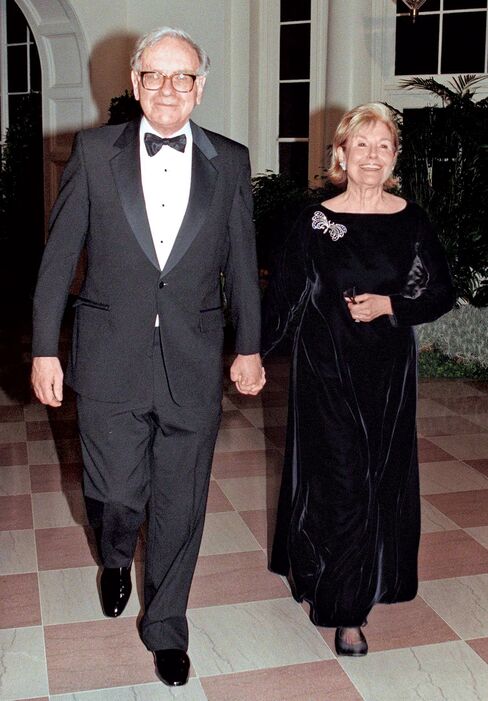 Warren and Susan Buffett at the White House in 1998.
