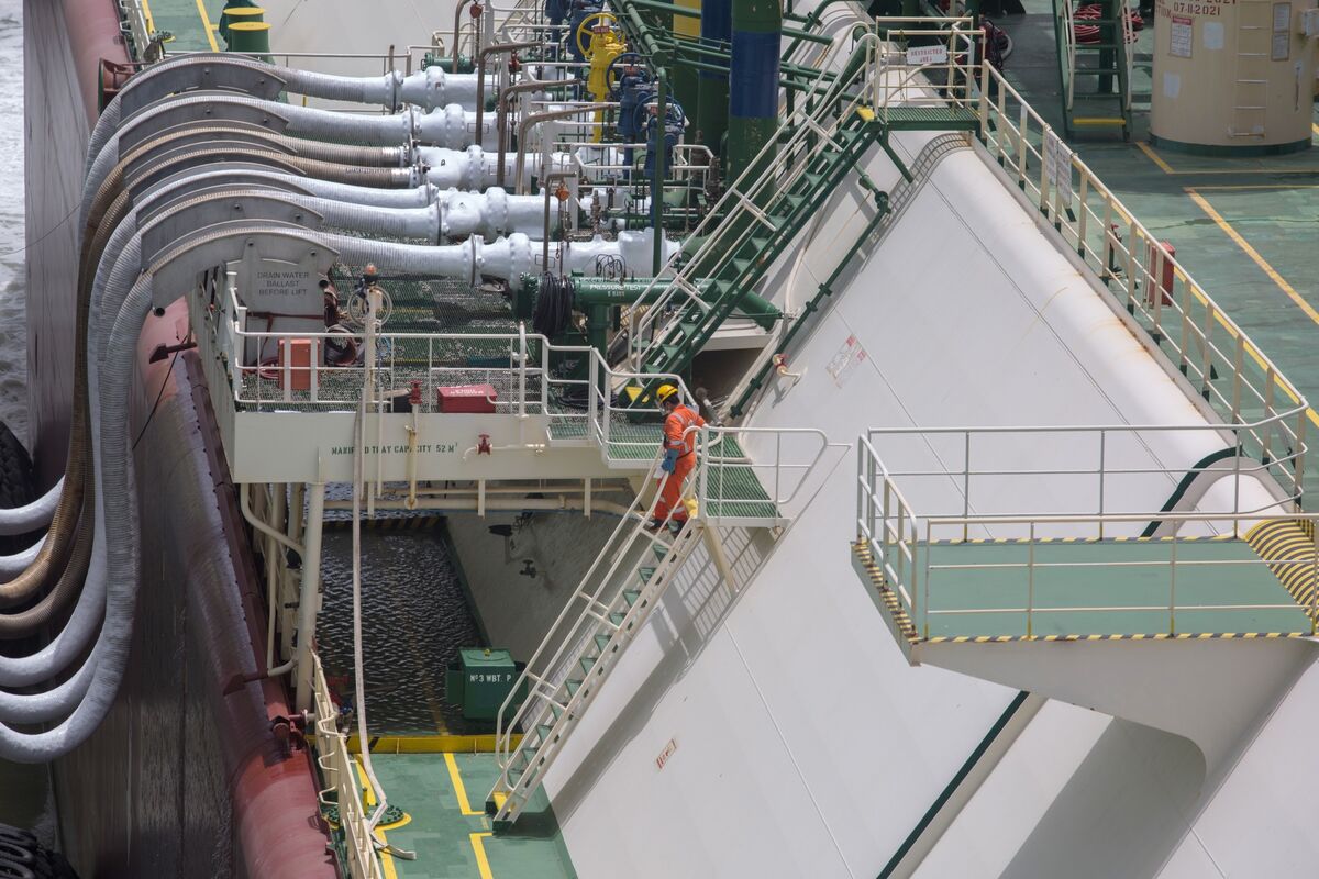 Pakistan Negotiates with Iran to Increase Qatari LNG Imports Through Hormuz