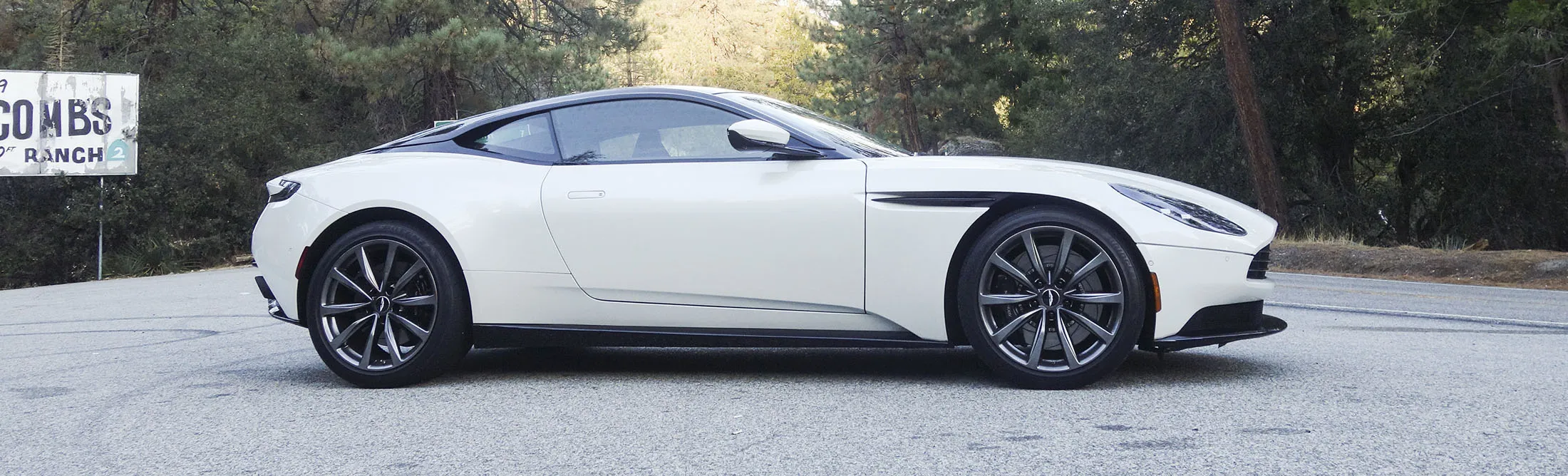 Aston Martin DB11 V8 Review: It's a Better Bet Than the V12 - Bloomberg