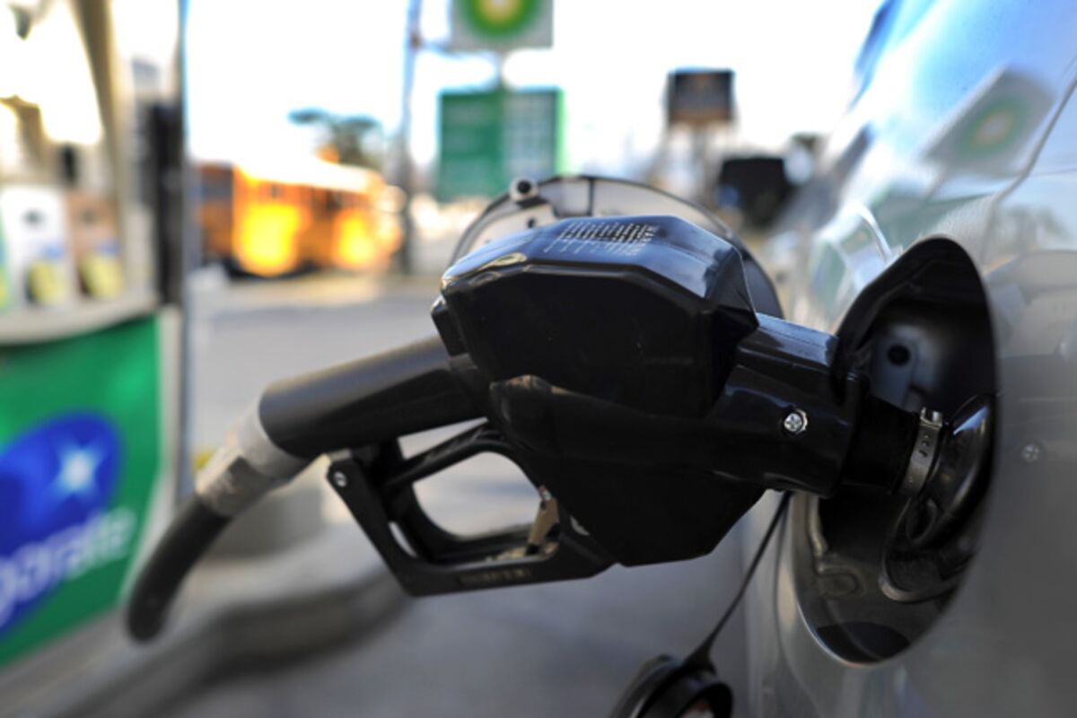 Why Oil Stocks Can't Protect You From Gas Hikes Bloomberg