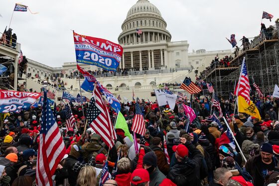 Pelosi, Democrats Strategizing Monday on Capitol Mob Response