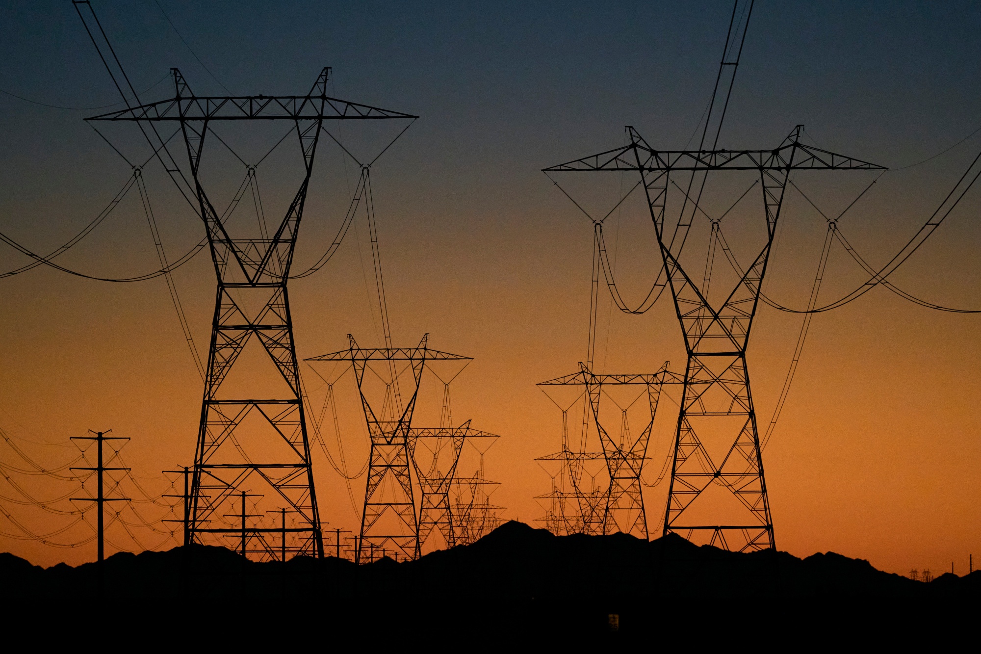 Billion-Dollar Power Lines Finally Inching Ahead to Help US Grids -  Bloomberg