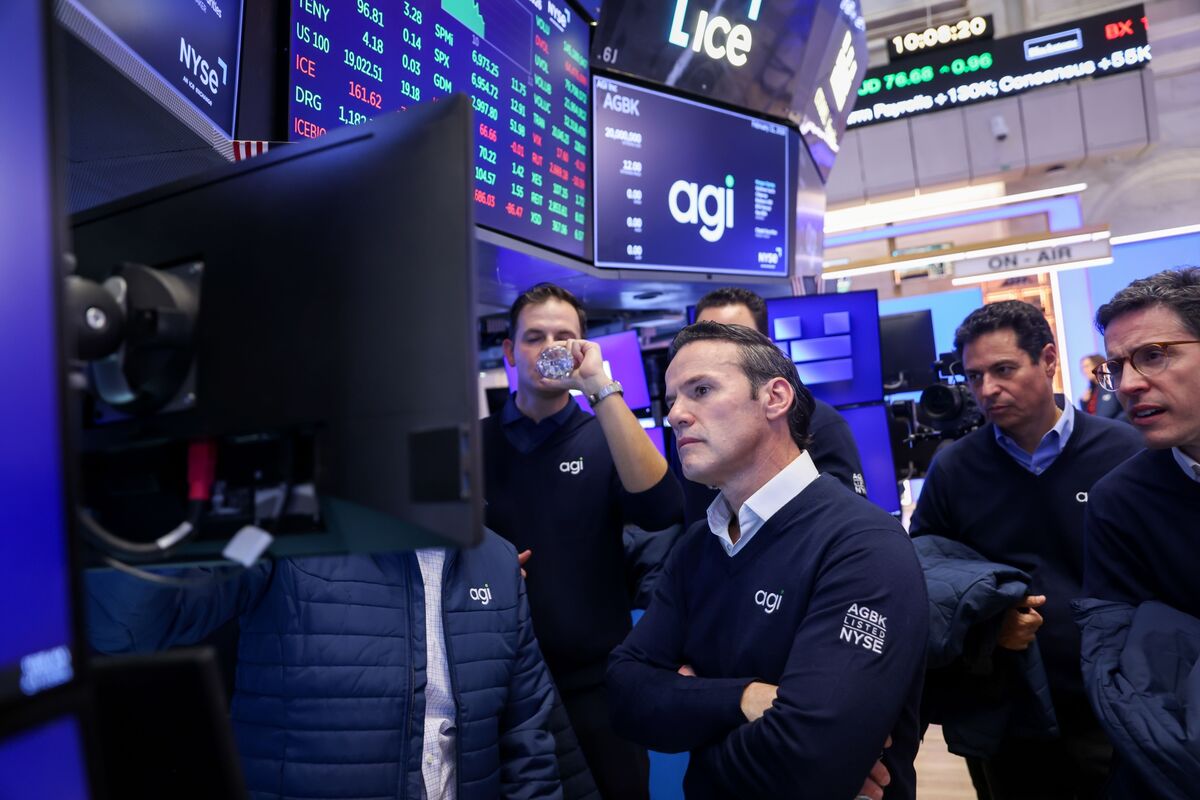 bloomberg.com - Charles Riley - The Contradiction at the Heart of the AI Selloff