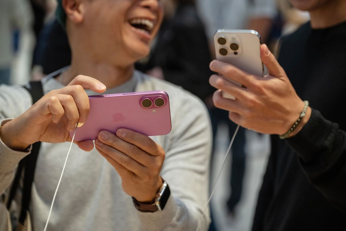 Apple (AAPL) Modem Chips Pave Way for Slimmer iPhone, Cellular Macs and ...