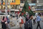 A street vendor carries a Bangladeshi national flag&nbsp;in Dhaka, Bangladesh.&nbsp;