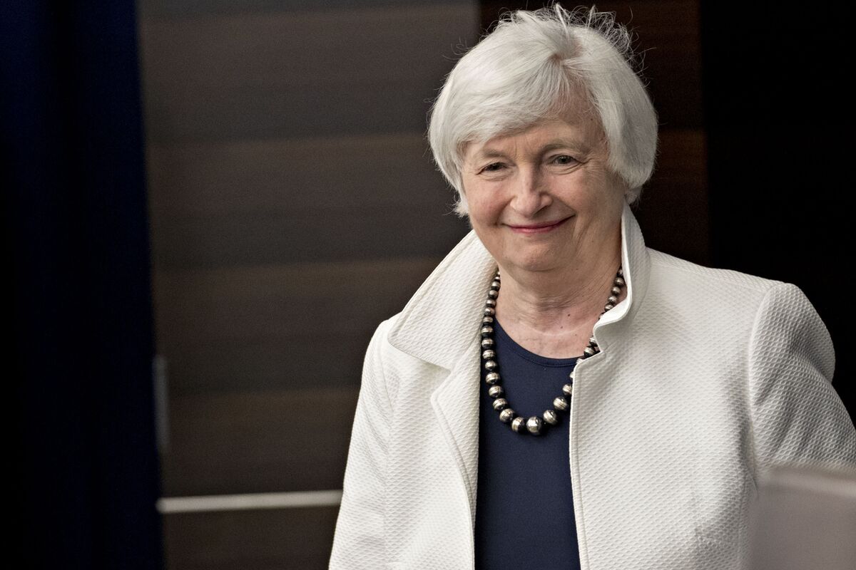 Janet Yellen, Fed's First Woman Chair, Gets Emotional Farewell - Bloomberg