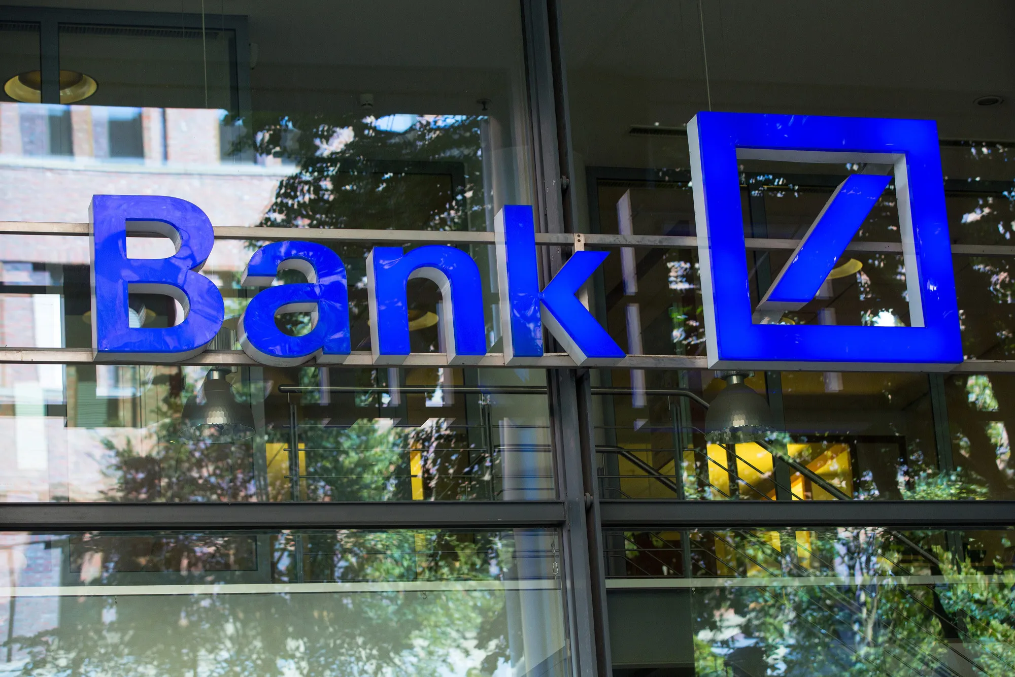 ドイツ銀行：採用凍結、ほぼ全部門で即時－関係者 - Bloomberg