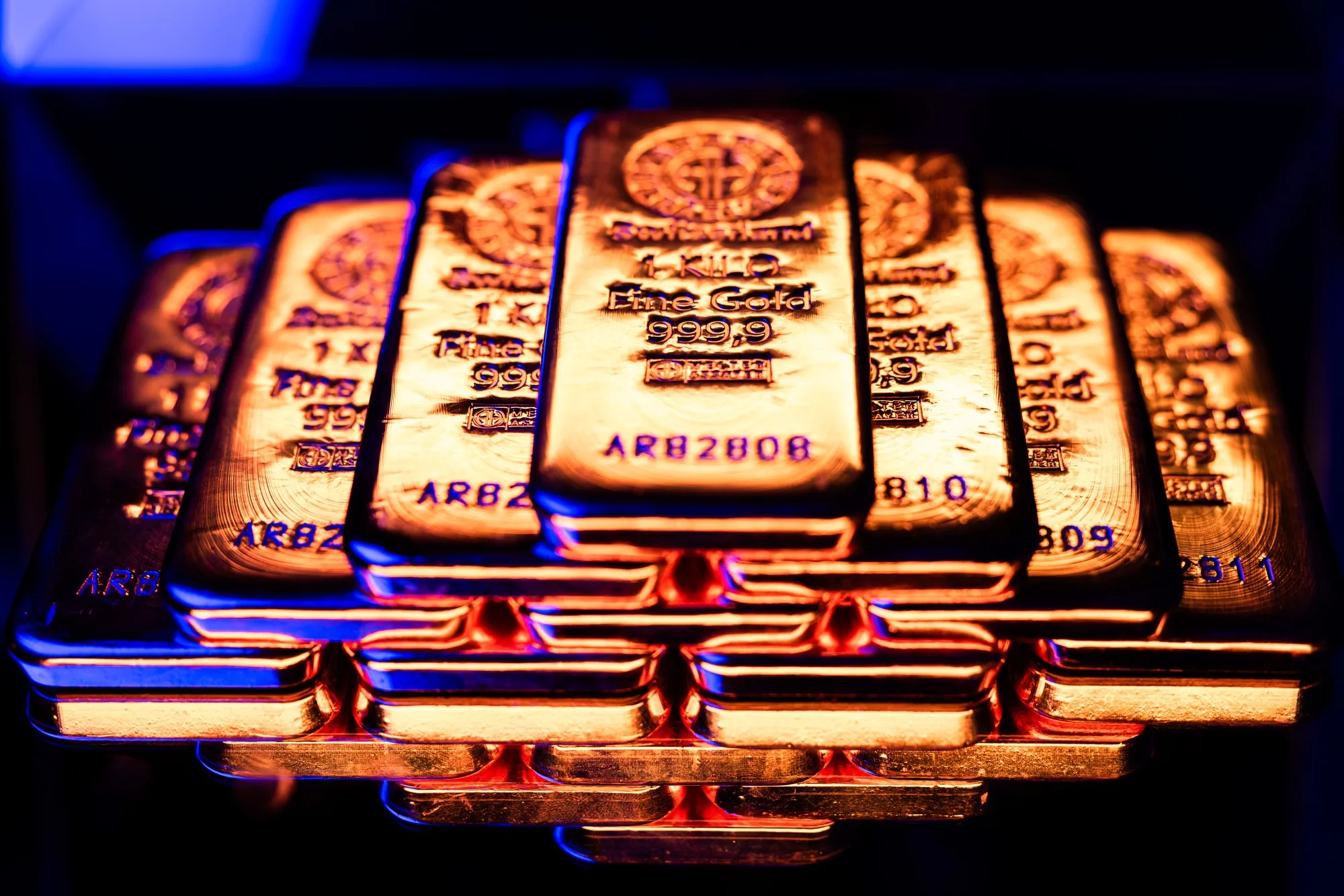 Gold Rises to Record as Weaker Dollar Extends Scorching Rally