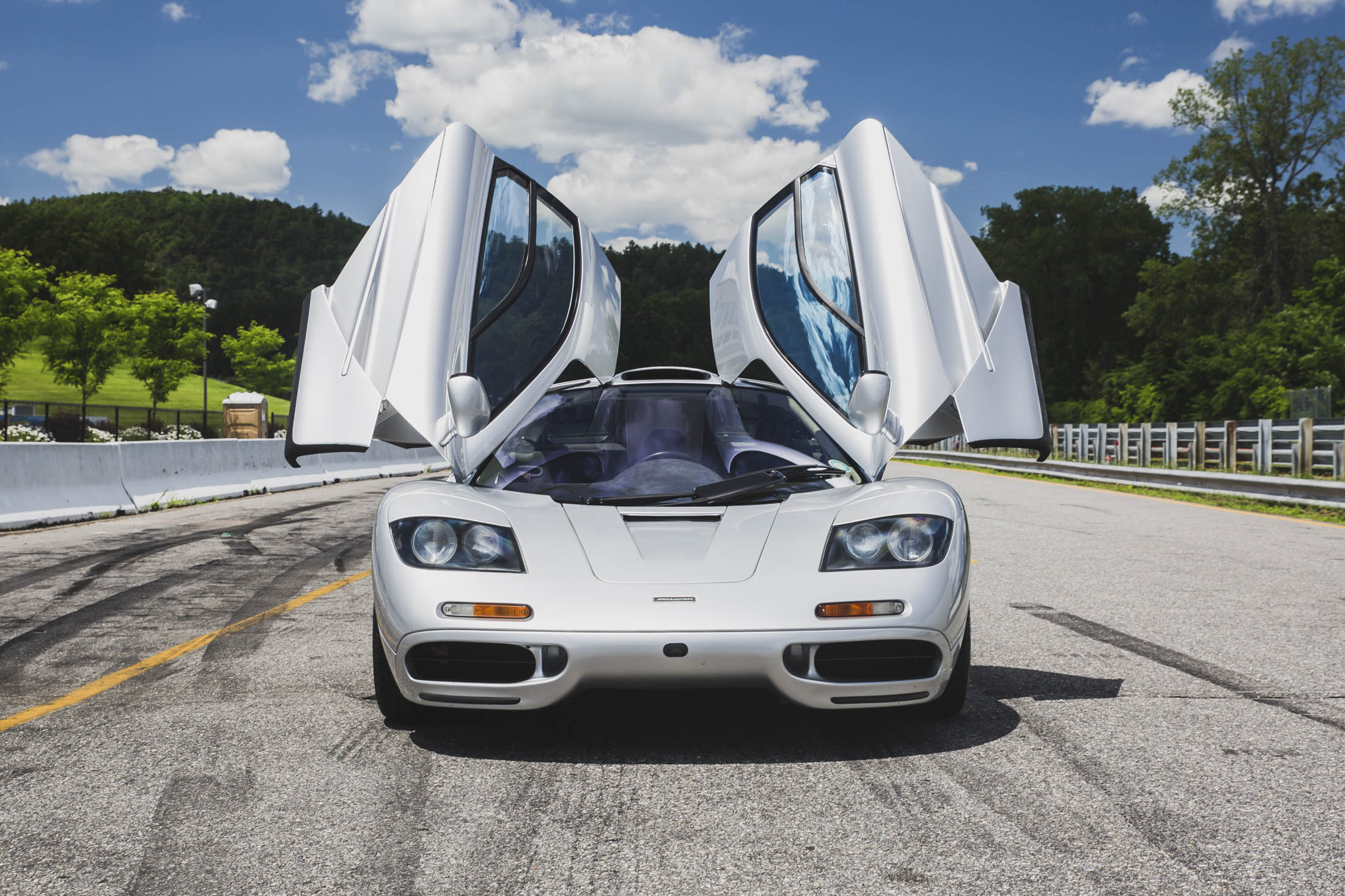 Авто имеющее. MCLAREN f1 1995. Машина MCLAREN f1. MCLAREN f1 культовая. Суперкар из окна.