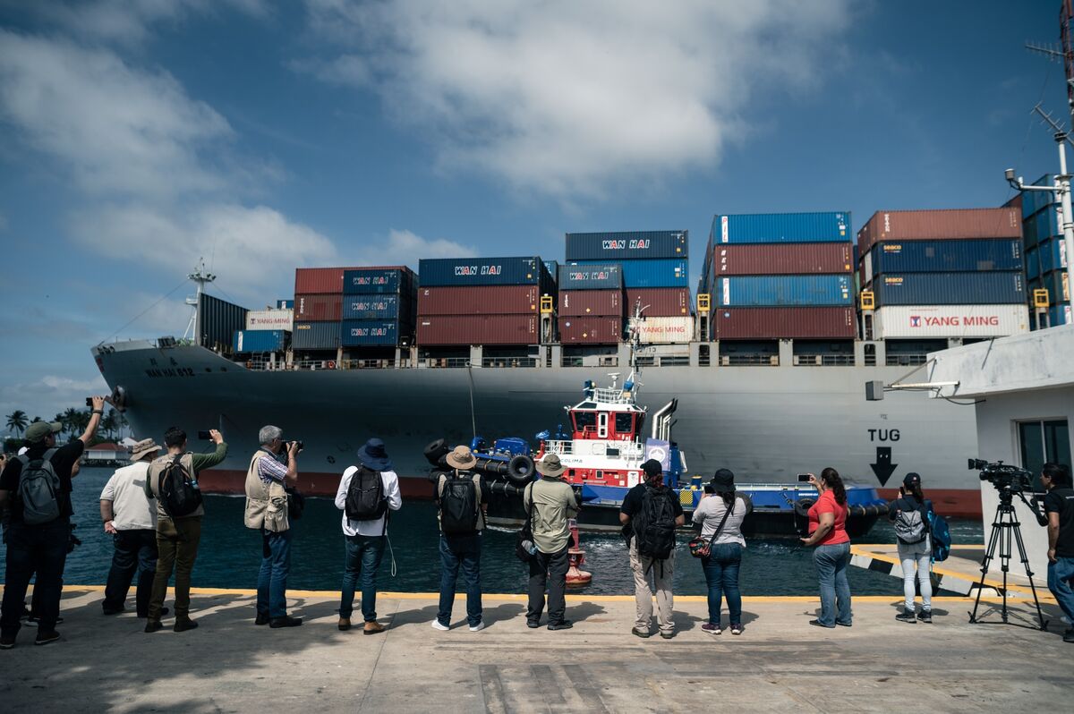 U.S. Trade Deficit Expands Amid Import Surge