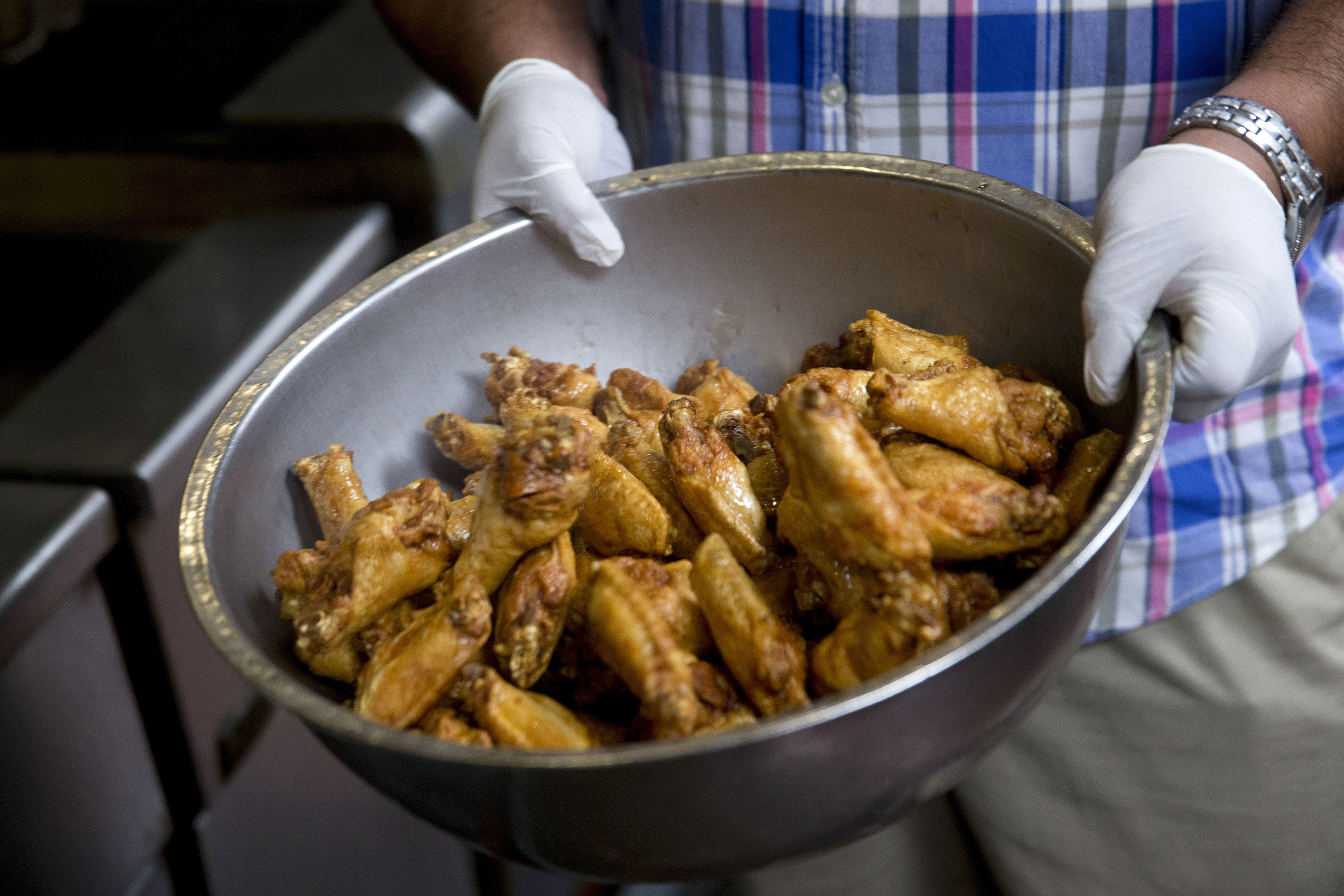 Super Bowl parties more expensive, but not for wings