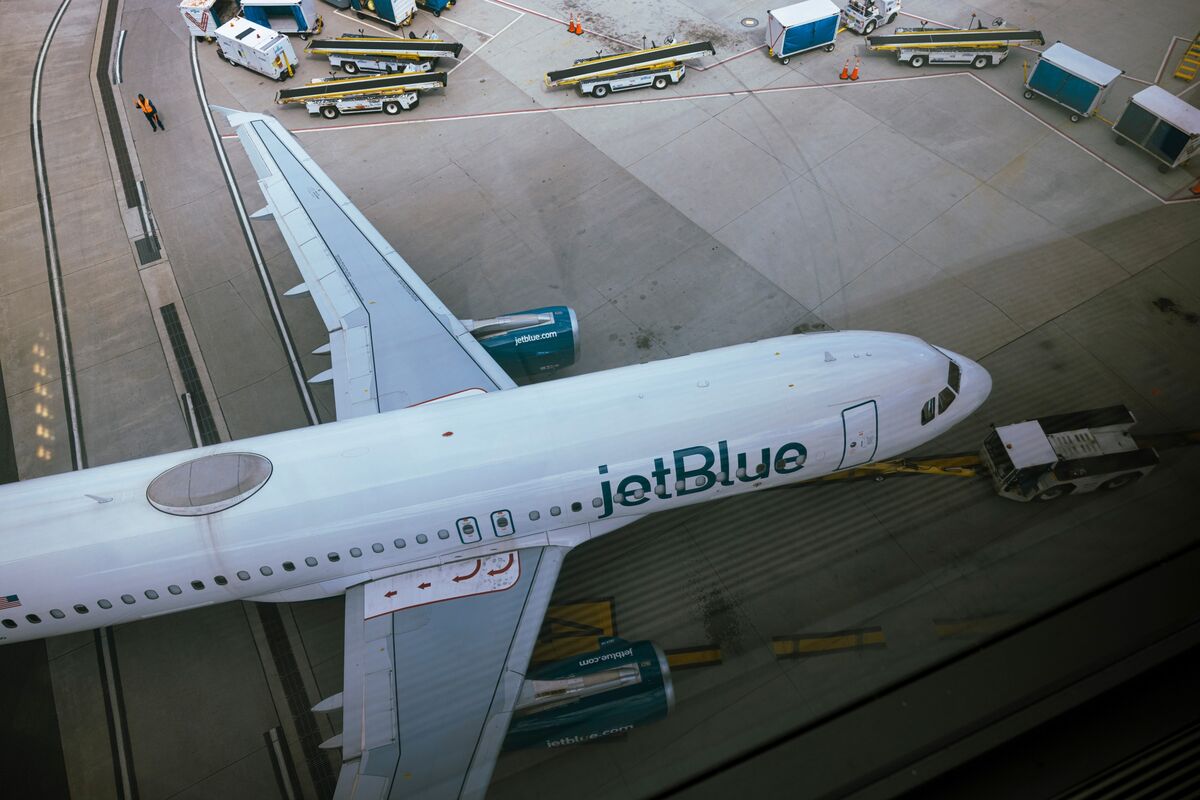 JetBlue Bonds Fall Deeper Into Distress as Short-Sellers Pile In