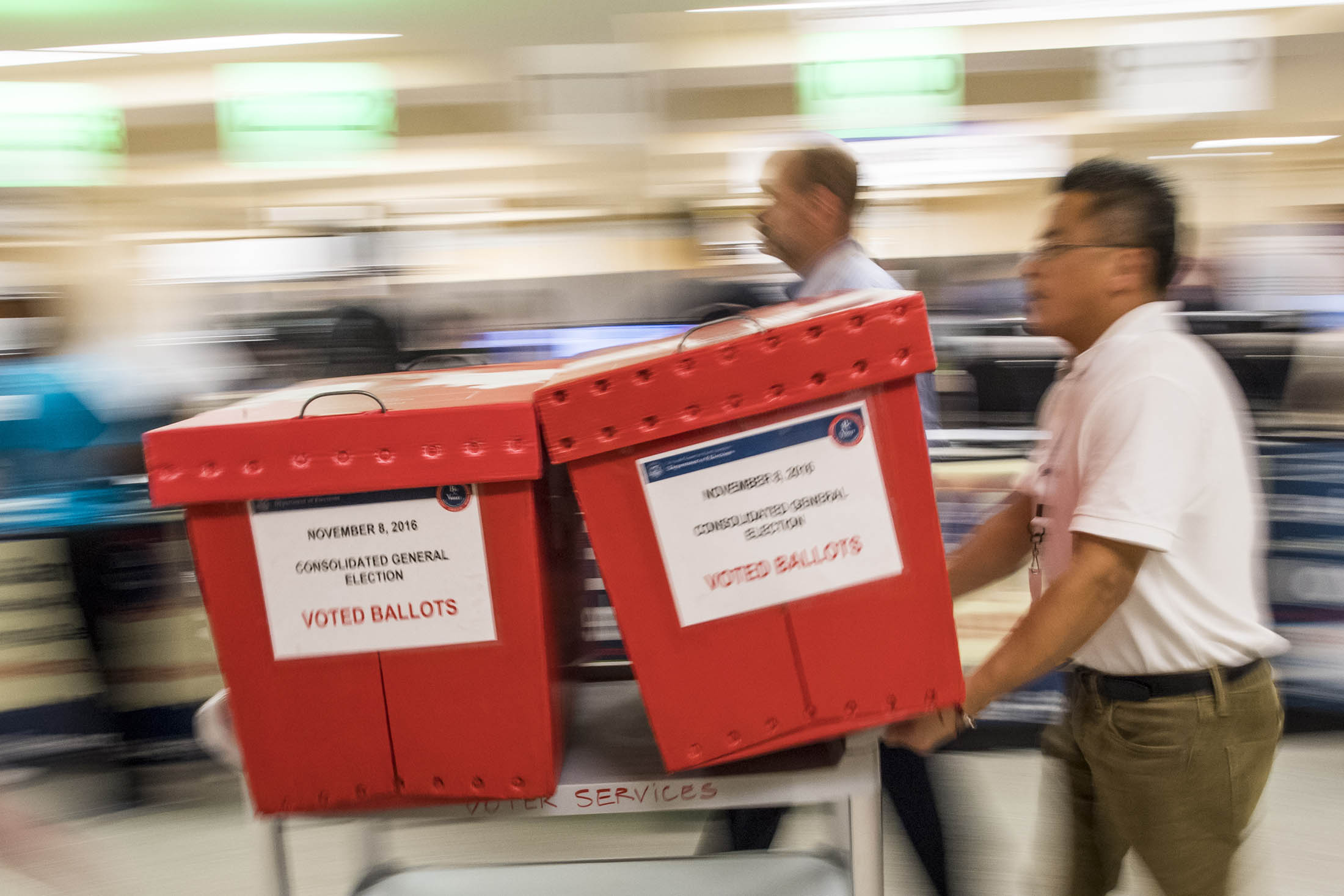 An official pushes a cart containing full ballot boxes&nbsp;in San Francisco, California,&nbsp;on&nbsp;Nov. 8, 2016.&nbsp;