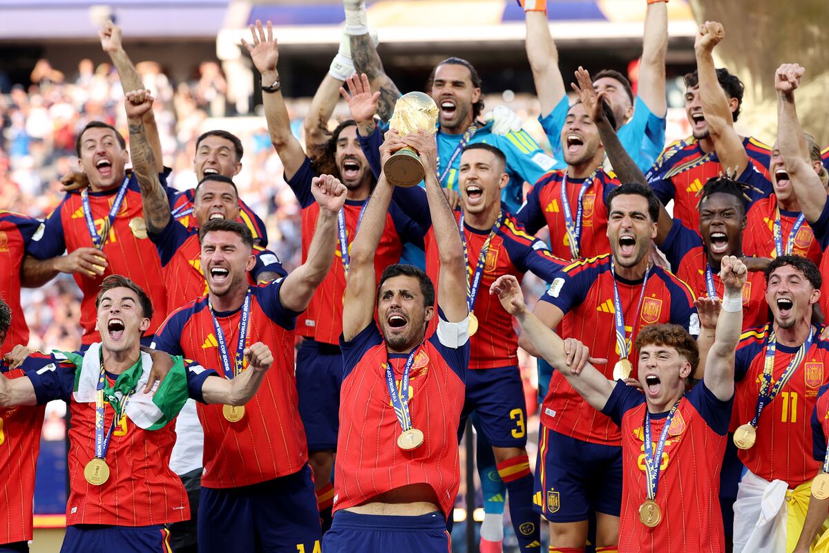 スペイン、2度目のW杯優勝－延長1－0で下す、アルゼンチンは退場響く