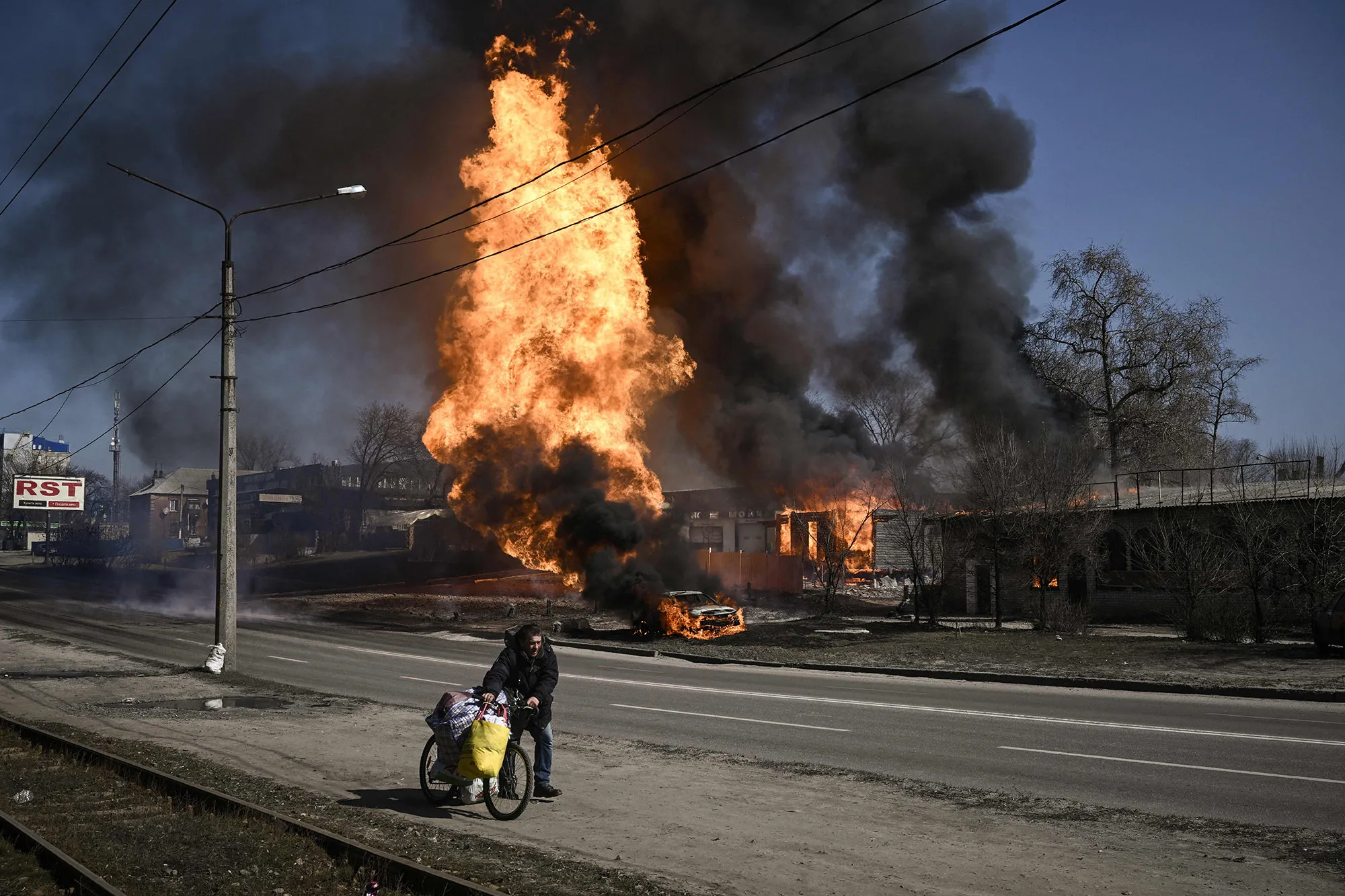 A man flees with his belongings in Kharkiv, on March 25.&nbsp;