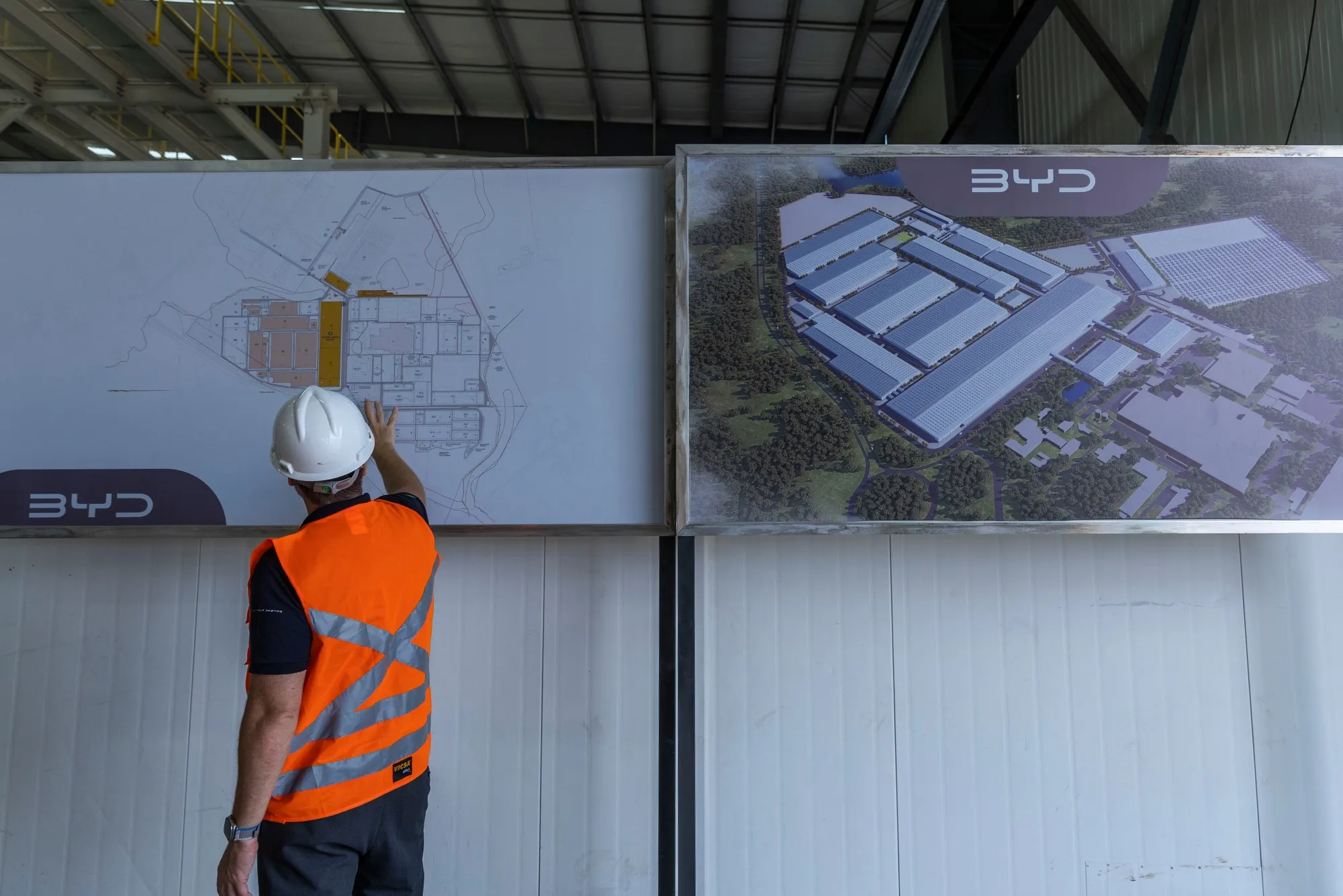 Planos y una representación de la fábrica de BYD Brasil en construcción en Camaçari, Brasil, el 10 de enero. La fábrica será la primera planta de vehículos eléctricos de BYD fuera de Asia.