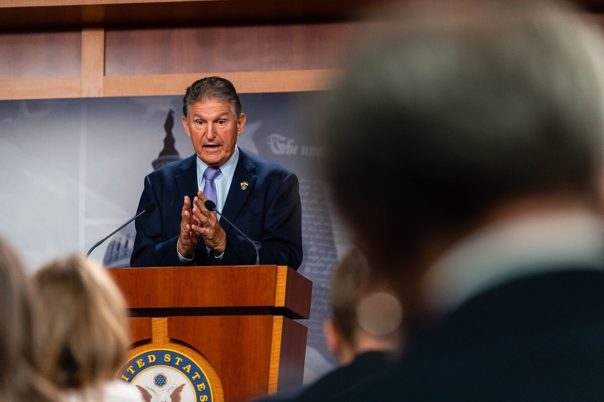 Manchin’s Energy-Permit Bill Gets Backing of US Chamber, With Changes