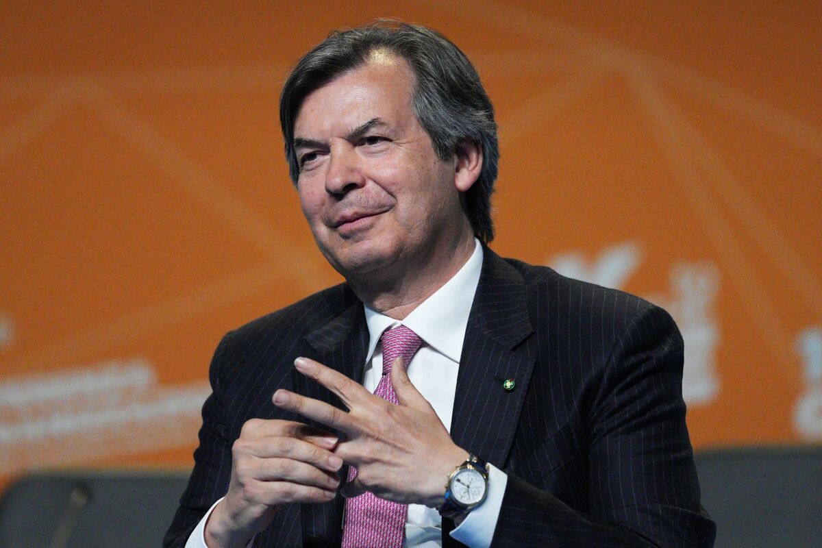 Intesa Beats on Profit, Lifts Guidance as CEO Pursues Paschi