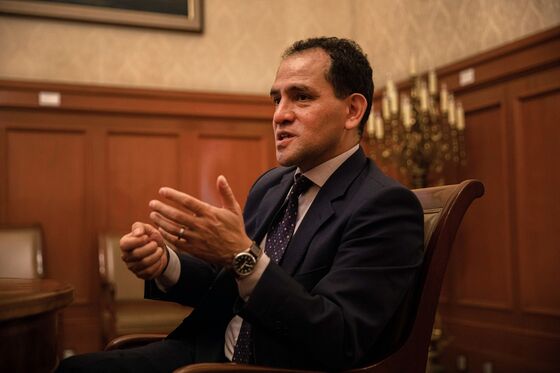Mexico’s Herrera Says Banxico Must Focus on Inflation: El Pais