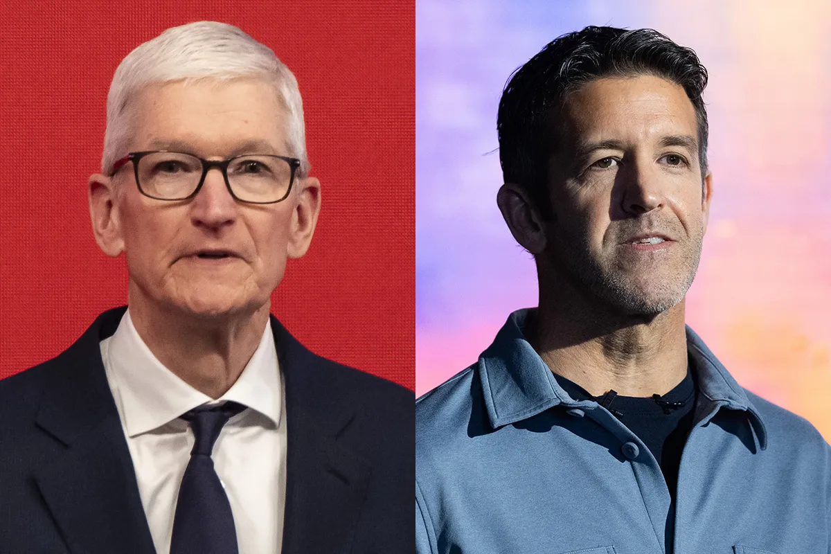 ティム・クック氏（左）とジョン・ターナス氏