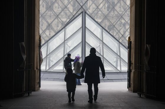 With Omicron as a ‘Golden Ticket,’ Some American Travel Fears Fade