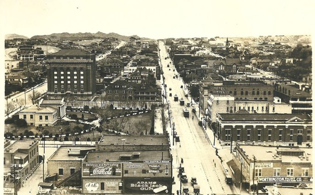 Streetcars running along Oregon Street in El Paso in 1910.