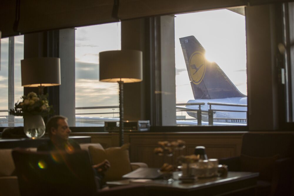 Il logo Deutsche Lufthansa AG si trova sulla pinna caudale di un aereo passeggeri.
