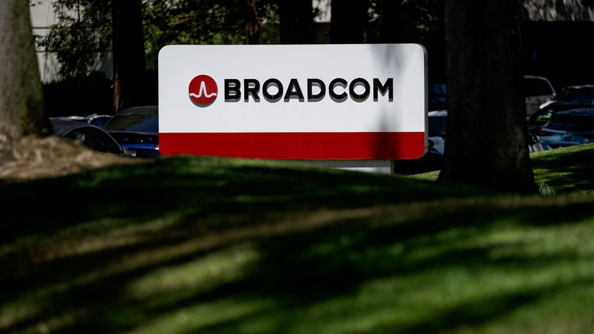Broadcom to Help OpenAI Design AI Chips