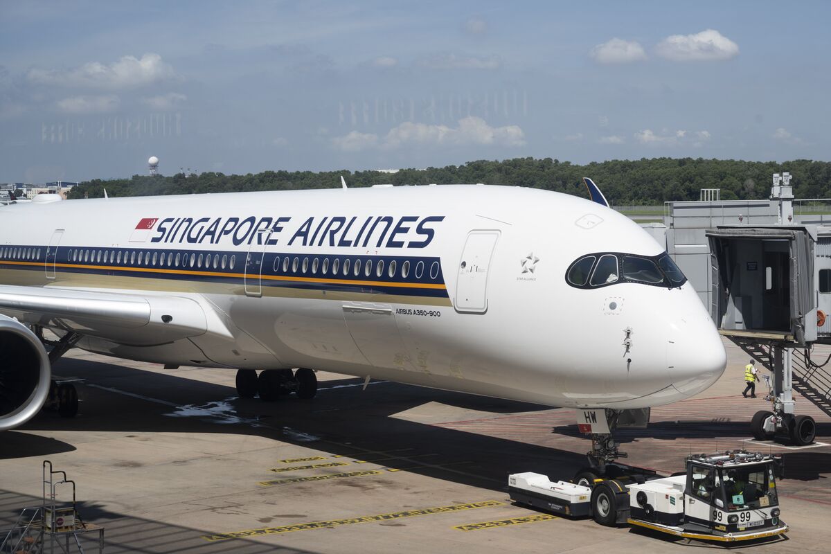 bloomberg.com - Danny Lee - Singapore Airlines Navigates Volatility in a Standout Quarter
