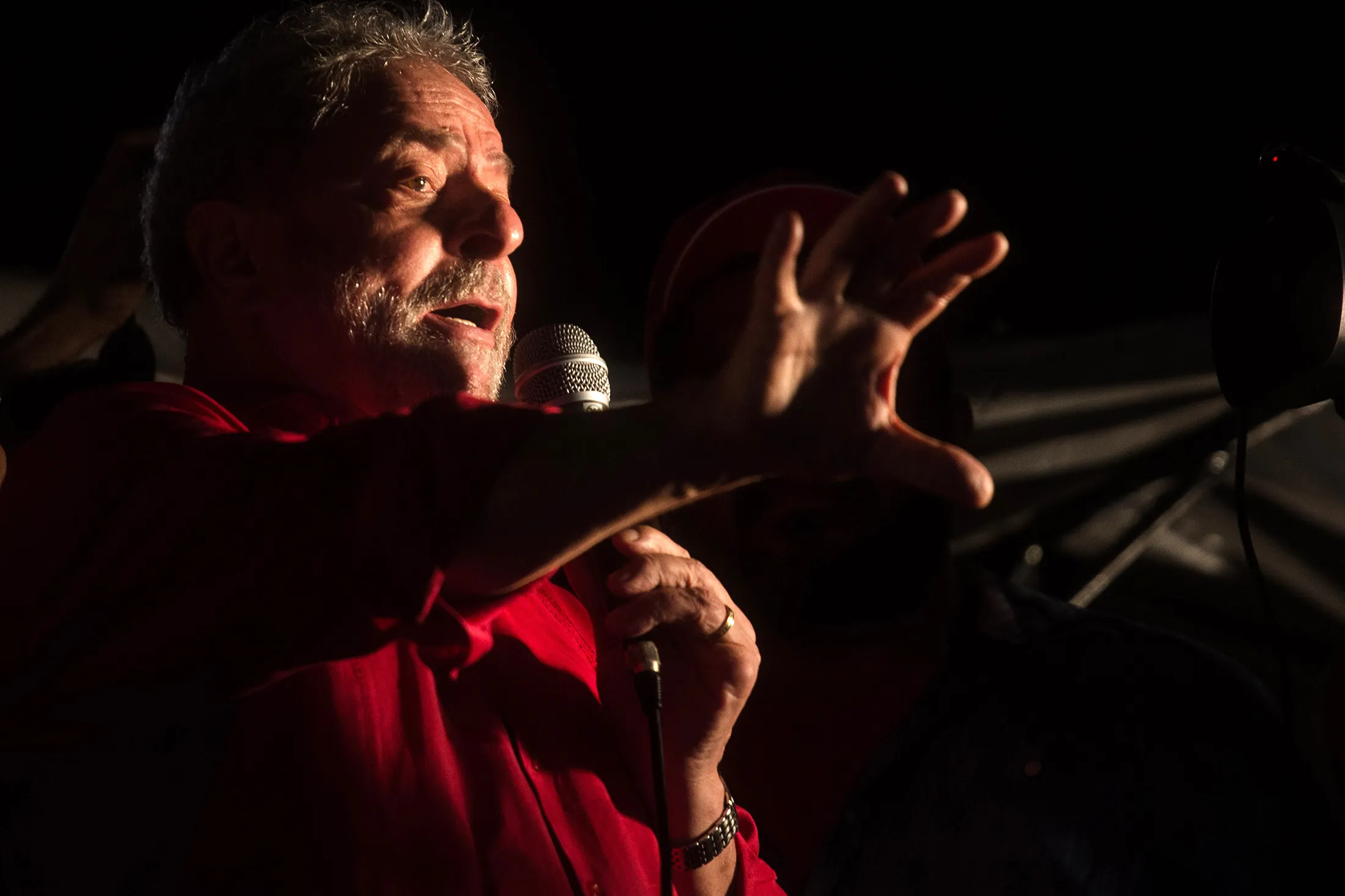 Luis Inacio Lula da Silva gives a speech to supporters on March 18, 2016, in Sao Paulo.
