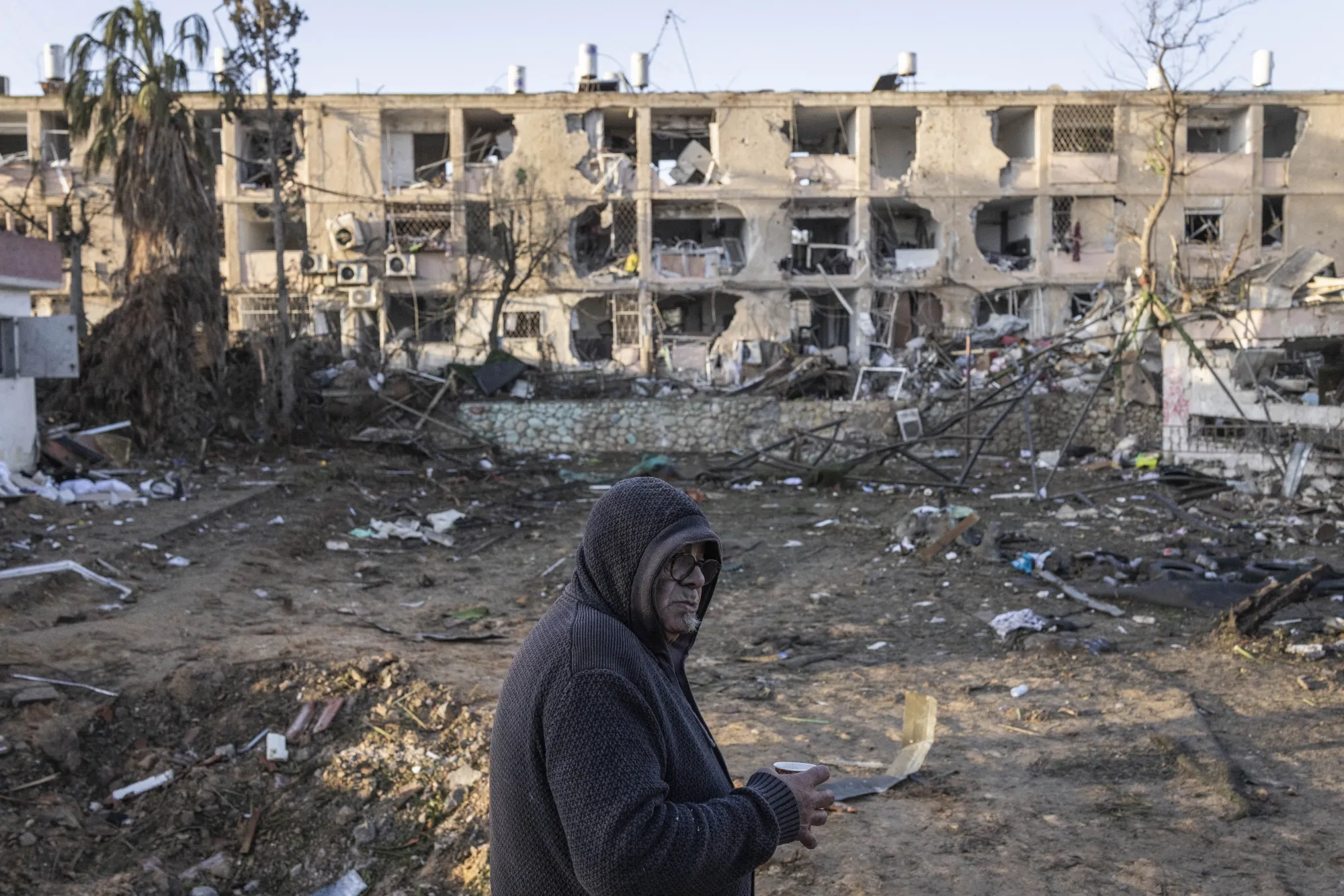 イランのミサイル攻撃で大きく損傷したイスラエル・ディモナの建物（22日）