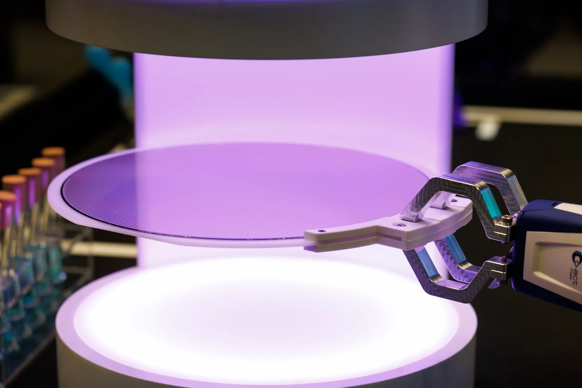 Màn trình diễn cánh tay robot cầm mô hình tấm wafer của SK Hynix Inc. tại Hội nghị thượng đỉnh SK AI ở Seoul, Hàn Quốc, vào thứ Hai, ngày 3 tháng 11.