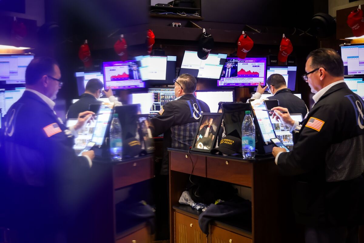 Traders Scour for ‘Elusive’ Catalyst to Push S&P 500 to Record - Bloomberg