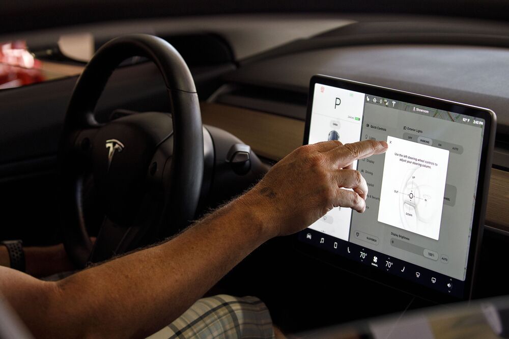 Tesla Cars May Stream Netflix Youtube When Not Moving