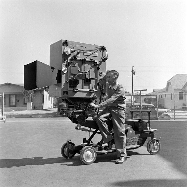 Person operating a Technicolor camera in 1938.