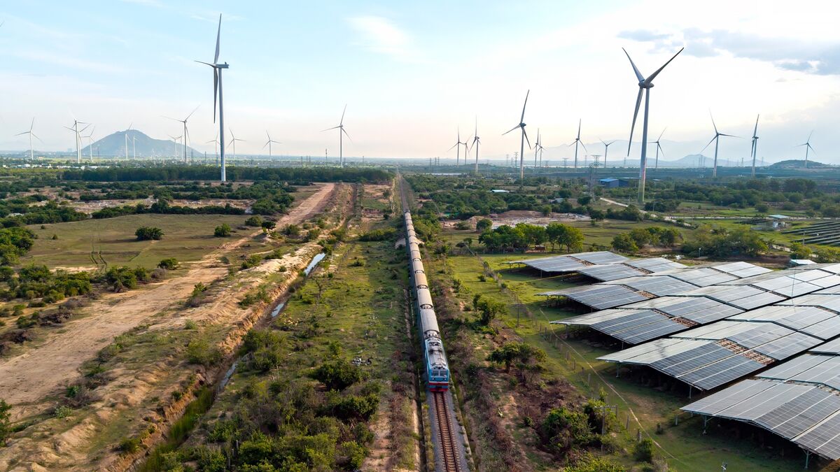 bloomberg.com - Rosalind Mathieson - What a 35-Hour Train Ride Reveals About Vietnam's Future