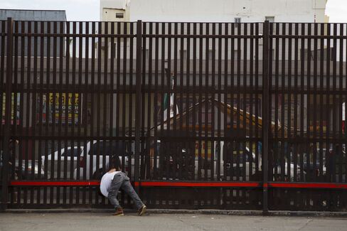 米国とメキシコ国境を隔てる柵