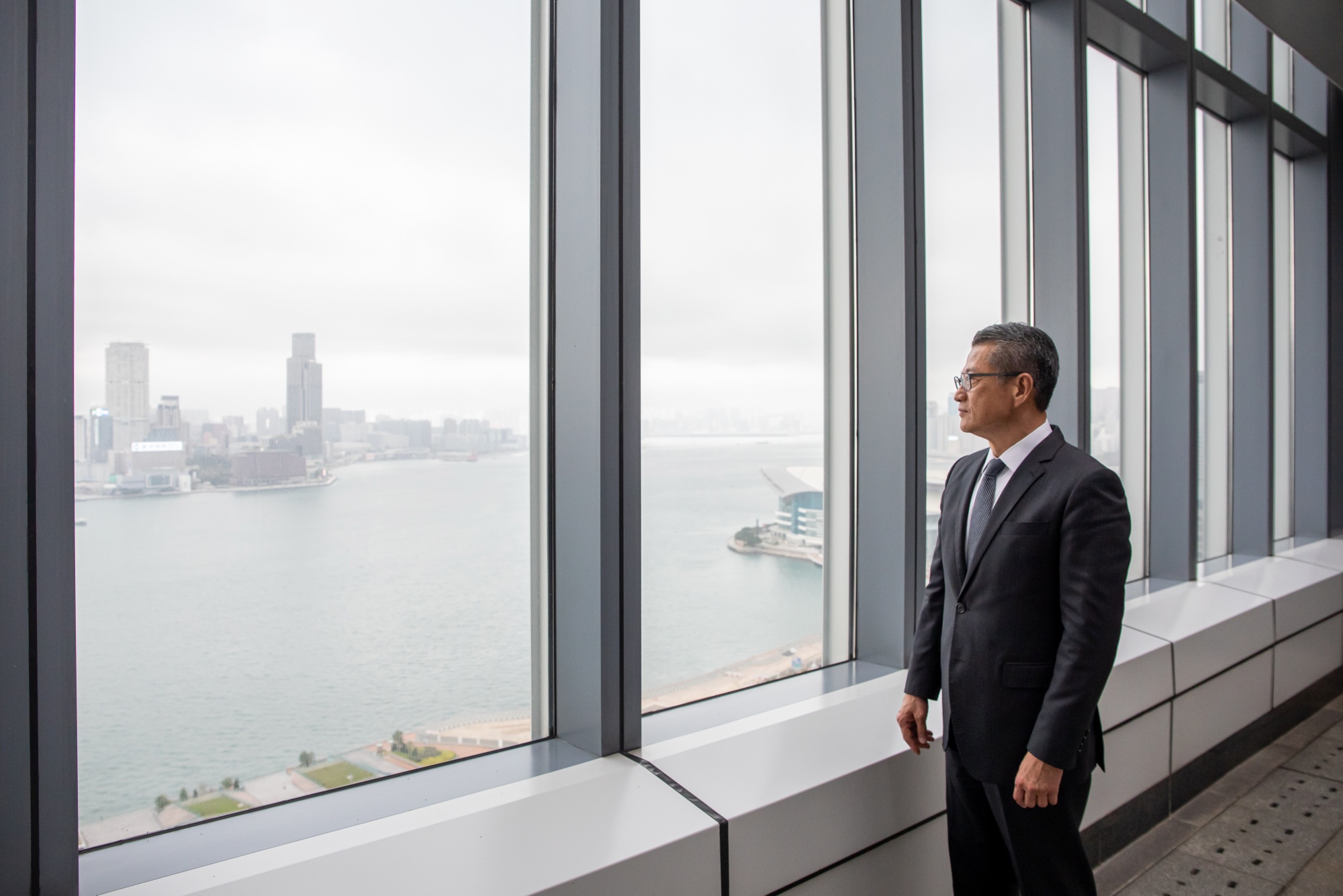 Le secrétaire financier de Hong Kong, Paul Chan, voit la propriété tenir malgré les troubles