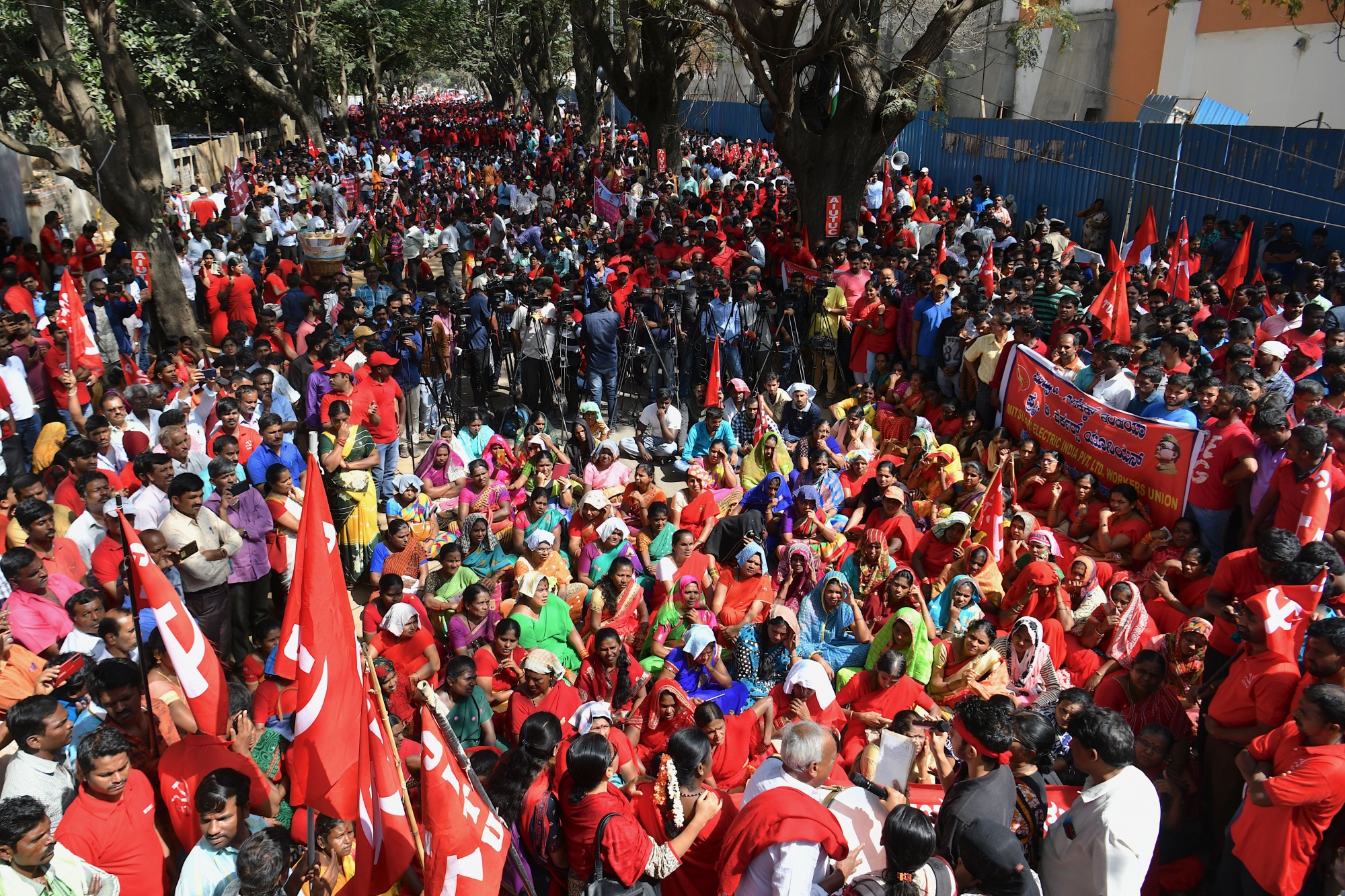 Strike Over Modi’s Economic Policies Disrupts Banks, Transport - Bloomberg