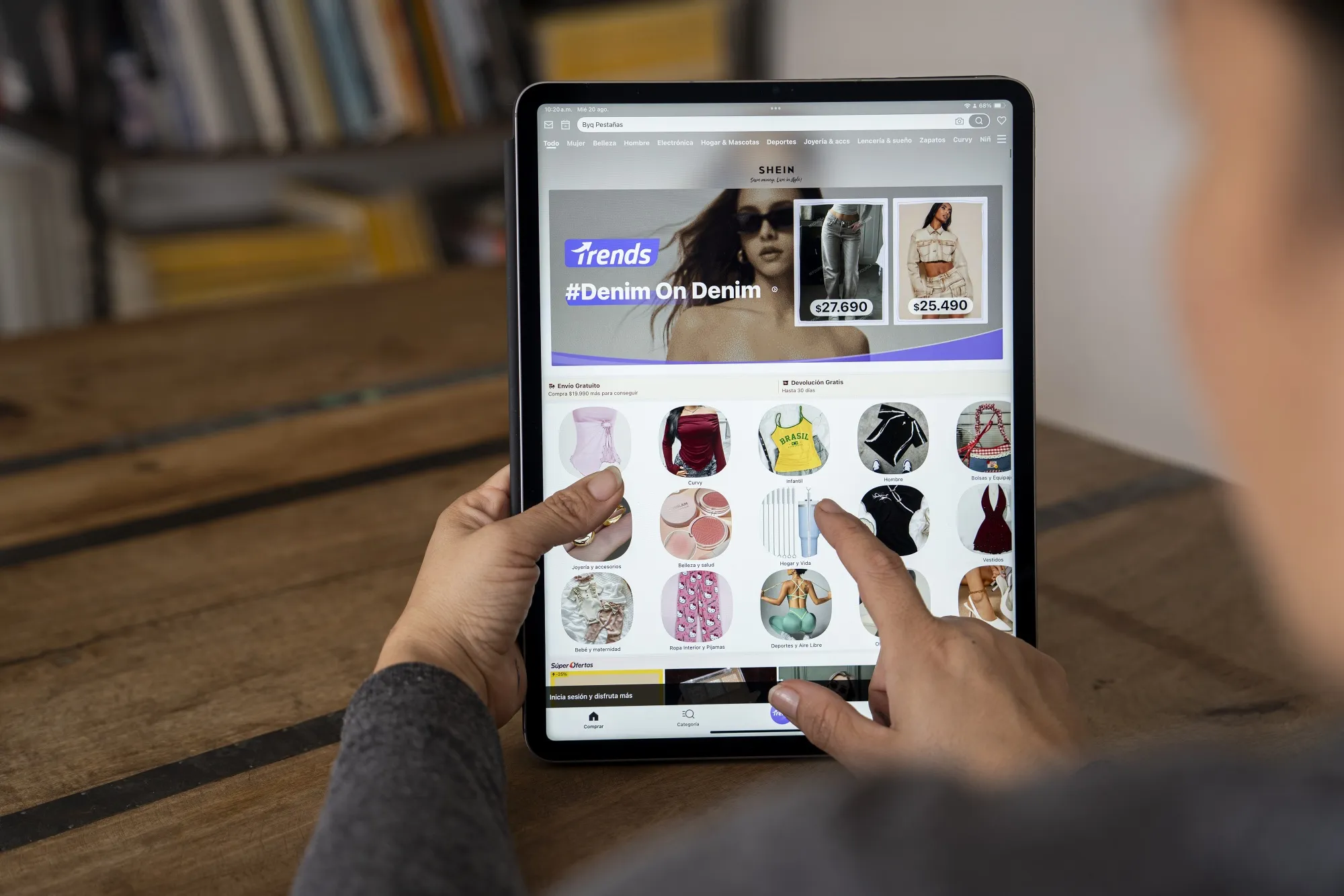 O aplicativo Shein em um tablet
