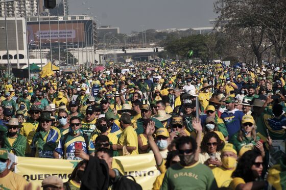 Brazil’s Bolsonaro Digs In After Rallies Failed to Move Needle