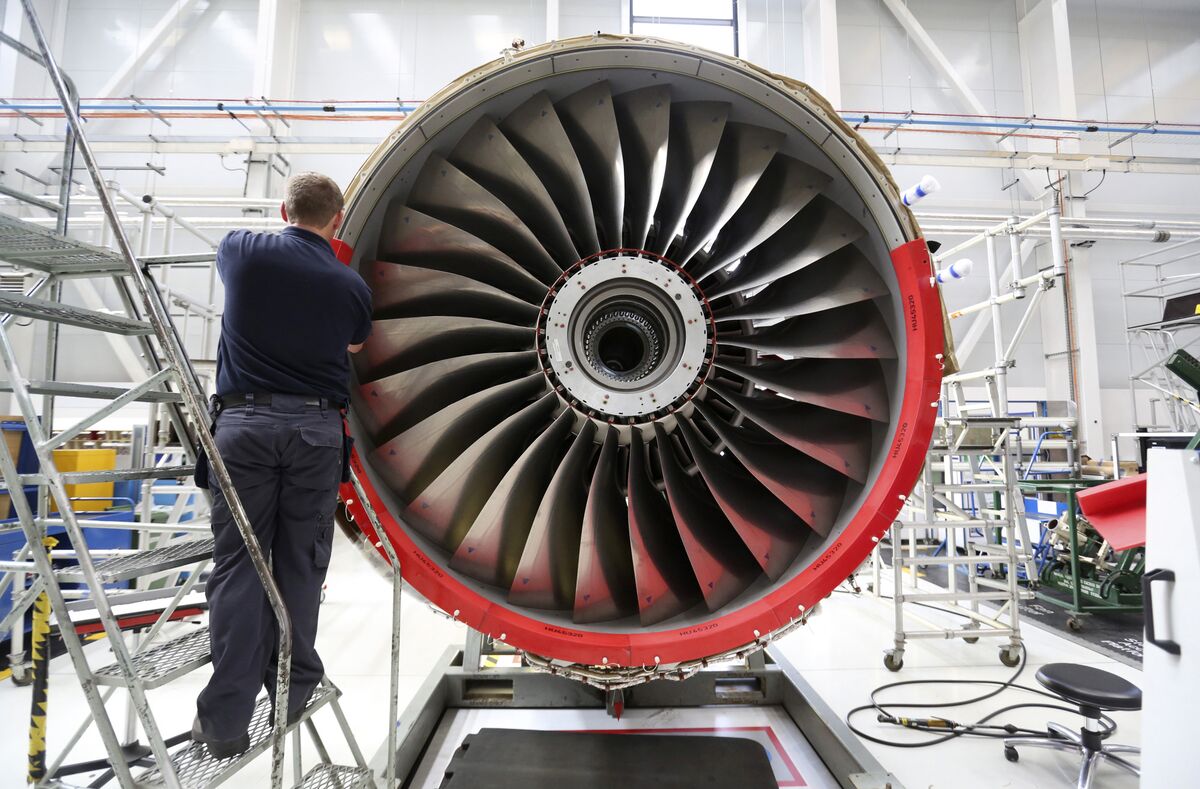 Rolls-Royce Awards $6.5 Billion Engine-Repair Deal to Mubadala - Bloomberg