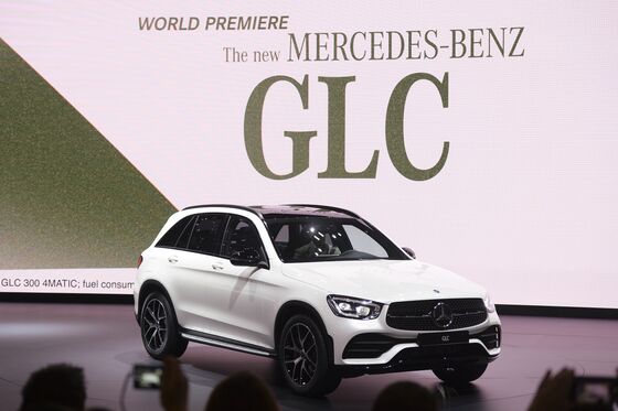 Mercedes Beats BMW in November, Tightening U.S. Luxury-Car Race