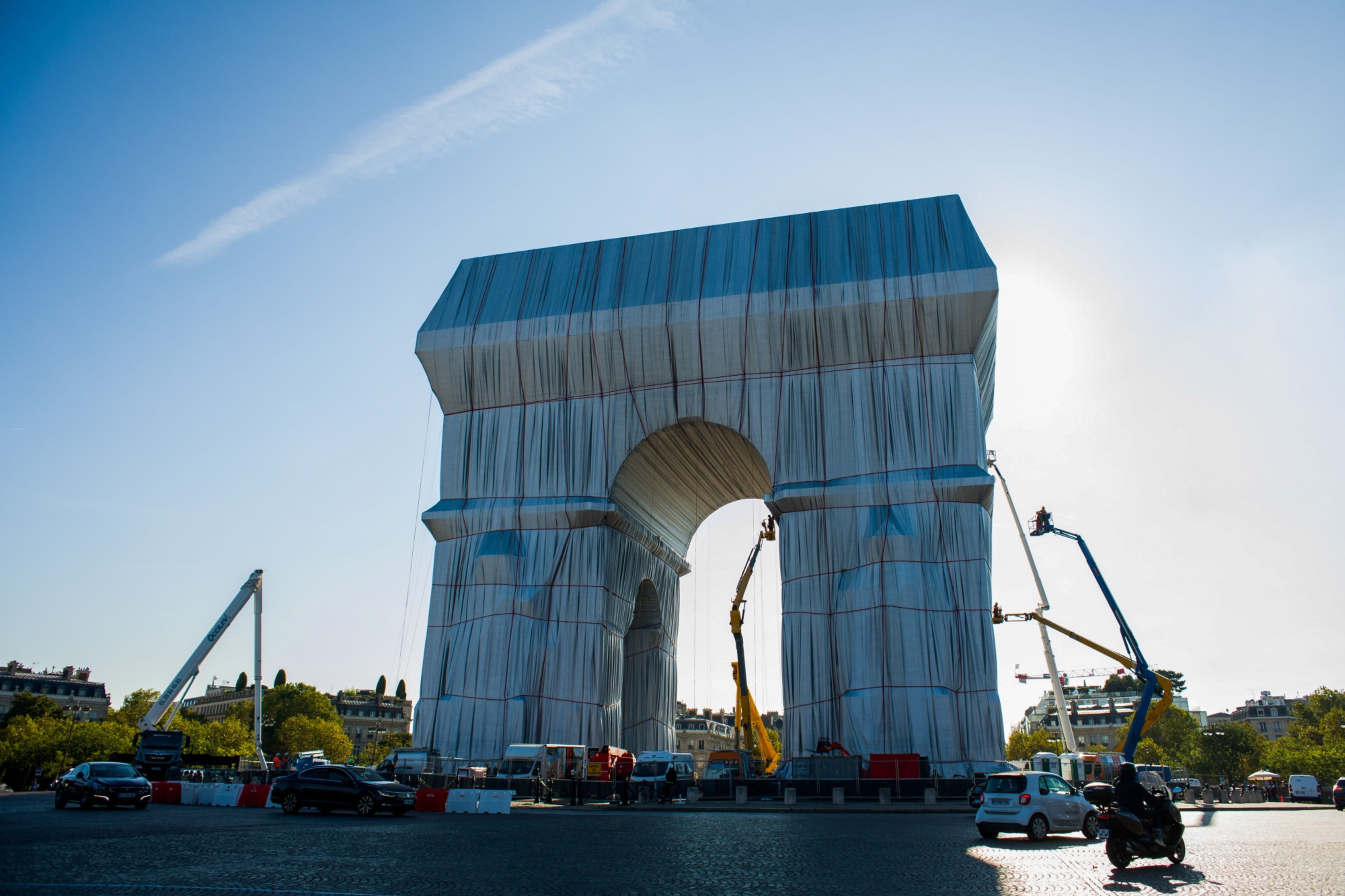 Wrapped Arc de Triomphe Delights Divides Paris Bloomberg